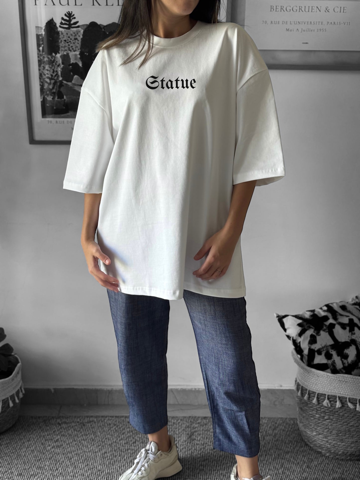 Statue white oversized tee